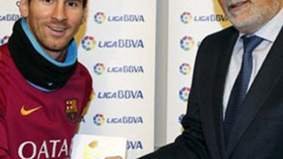 Messi ilk kez 'ayın futbolcusu' oldu