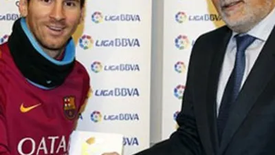 Messi ilk kez 'ayın futbolcusu' oldu