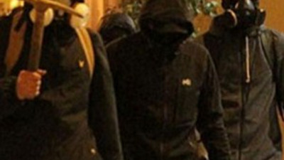 Taraftarlardan polis karakoluna baskın !