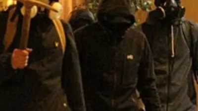 Taraftarlardan polis karakoluna baskın !