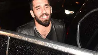 Arda Turan kendi arabasına çarptı