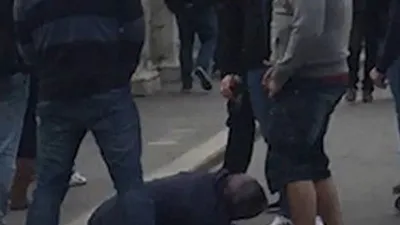 Mültecinin üzerine işediler !