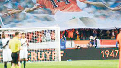 Hollanda Cruyff'ı andı !