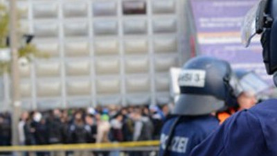 Holiganlar polis otosunu yaktılar