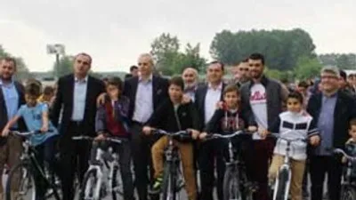 Sofuoğlu'ndan yetim çocuklara bisiklet