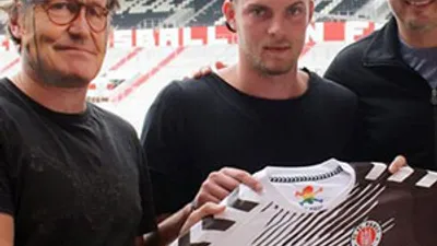 Tarihin en saçma imza töreni !