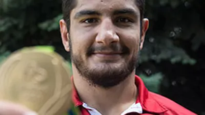 Taha Akgül mayosunu sergiye armağan etti
