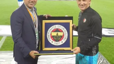 Fenerbahçe’den Dirk Kuyt’a plaket