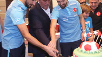 Milli takımdan Demirören'e sürpriz kutlama