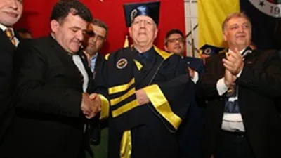 Aziz Yıldırım cübbe giyip kep fırlattı