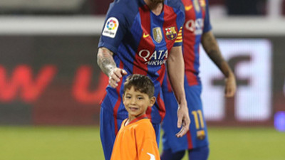 Poşet formalı çocuk ile Messi buluştu