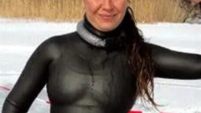 Derya Can buzla kaplı göle dalacak