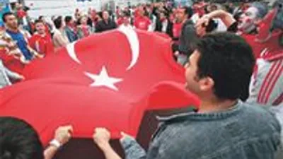 Beşiktaş meydanına dev ekran