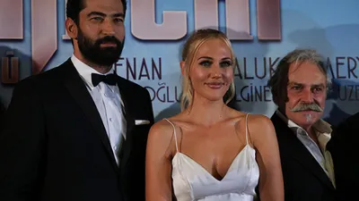 Meryem Uzerli'nin dekoltesi galaya damga vurdu