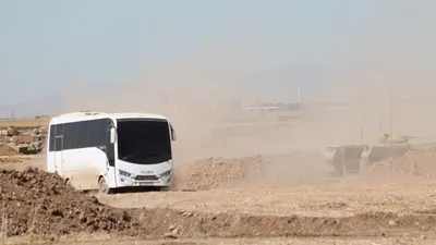 Siyah camlı 2 midibüs... Böyle geldiler