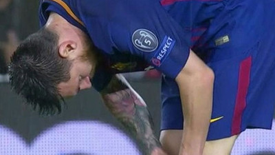 Messi maçın ortasında çorabından çıkardı ve...