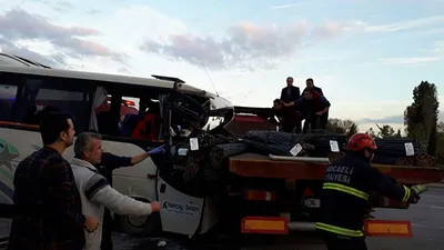 İşçi servisi TIR'a çarptı: Çok sayıda yaralı var
