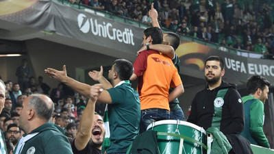 Saldırıya uğrayan taraftar tribünde