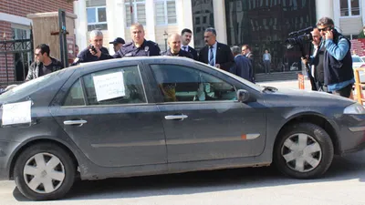 Valilik önünde kendini araca kilitledi