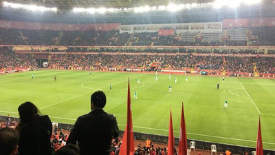 Milli maçta tepki çeken görüntü