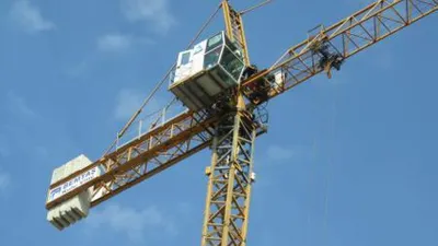 Ümraniye'de vincin bakımı için gelen teknisyenin kolu koptu
