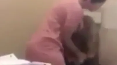 Kocasıyla yasak aşk yaşayan kadının ofisini bastı