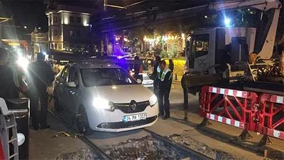 Sirkeci'de tramvay yoluna araç girdi !