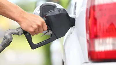 Önceki günkü 7 kuruş indirimden sonra benzine 10 kr zam geliyor !
