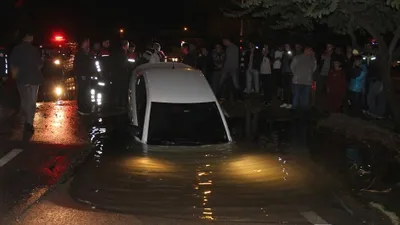 Adana'da otomobil çukura düştü