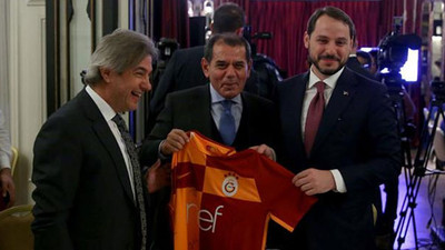 Özbek'ten Bakan Albayrak'a Galatasaray forması