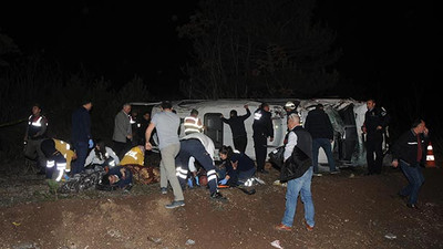 Servis midibüsü devrildi: 15 yaralı