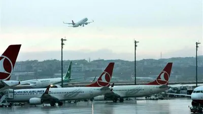 Uçaklar lodos nedeniyle havada tur atıyor