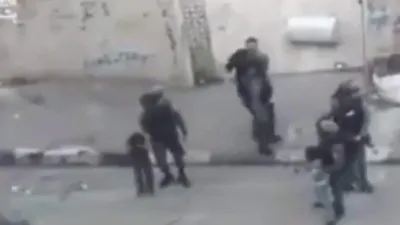 İsrail askeri hedefine çocukları aldı