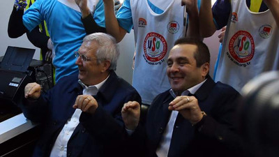 Aziz Yıldırım'dan açılış töreninde yengeç dansı