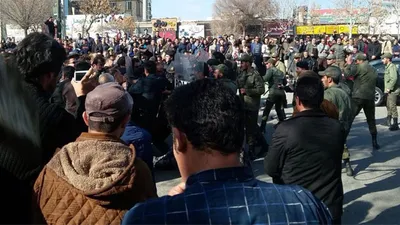 İran karıştı ! Namaz sonrası protesto