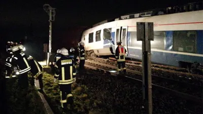 Almanya'da tren kazası... Çok sayıda yaralı var !