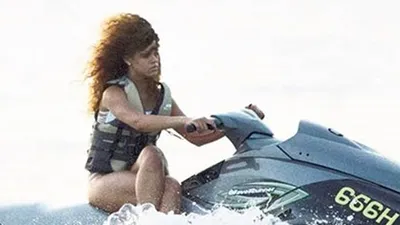 Rihanna'nın jet-ski pozu olay oldu