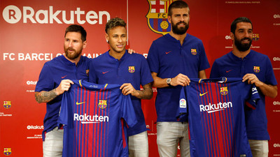 Arda Turan yeni formasıyla poz verdi !