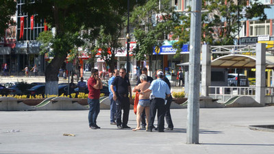 Belediye binası önünce çıplak vatandaş eylemi
