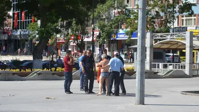 Belediye binası önünce çıplak vatandaş eylemi