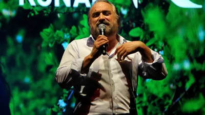Volkan Konak'tan siyasilere gönderme