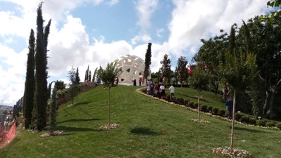 Vatandaşlar Şehitler Anıtı'na akın ediyor