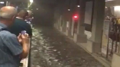 İstanbul'da metro istasyonlarını su bastı !