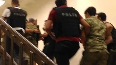 Darbeci askerler duruşmada tutuklandı