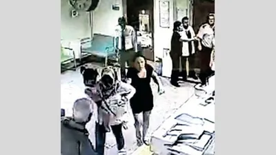 Çocuğu öğürünce doktoru saçından sürükledi