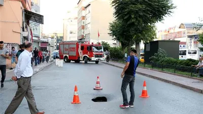 Yol çöktü ! Cadde trafiğe kapatıldı