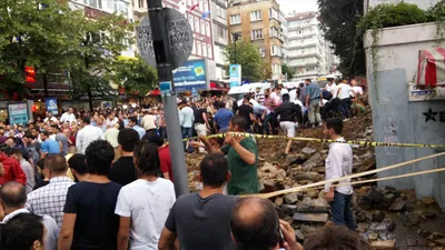İstanbul'da mezarlık duvarı çöktü !