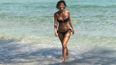 Bikinisiyle göğsünü gere gere poz verdi