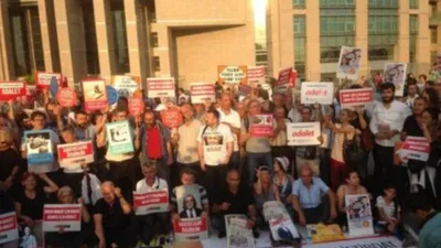 Karar sonrası adliye önünde protesto