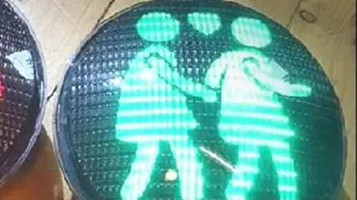 Eşcinsellere özel trafik lambası yaptılar